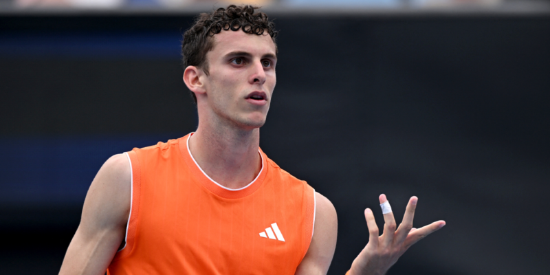¡Histórico batacazo! Juan Manuel Cerúndolo eliminó al número 1 del mundo, Jannik Sinner, en Roland Garros