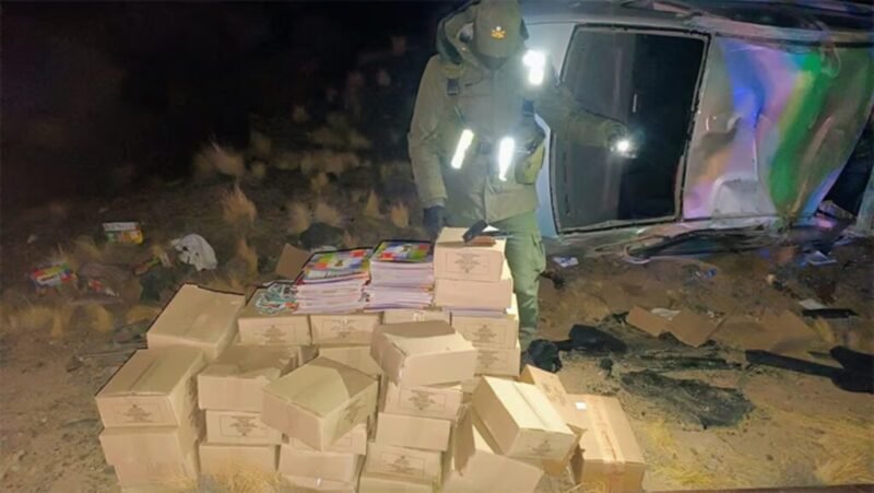 Un conductor alcoholizado volcó en Mendoza y descubrieron una carga millonaria de figuritas del Mundial 2026