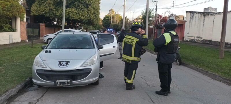 Rescatan a dos bebés mellizos atrapados en un auto por una falla mecánica en Yerba Buena