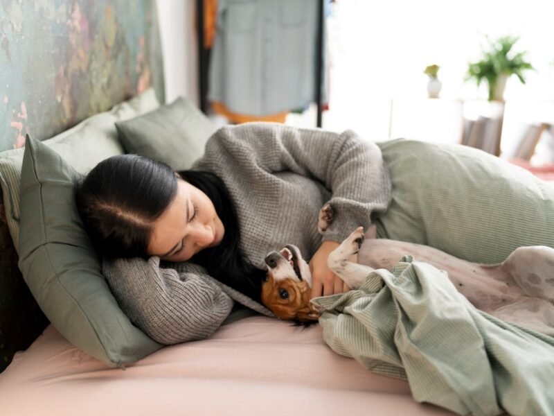 ¿Dormir con tu mascota es bueno o malo? Qué dicen los veterinarios y especialistas del sueño