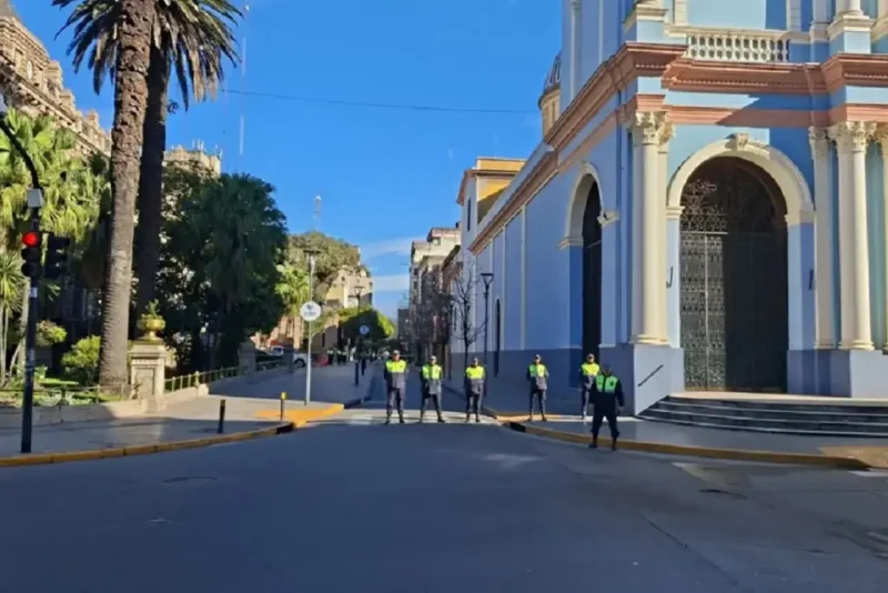 Una valija sospechosa activó un operativo de seguridad frente a Casa de Gobierno