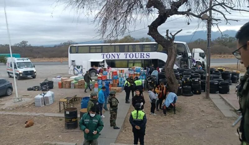 Siete policías federales tucumanos fueron detenidos acusados de cobrar coimas para liberar controles a tours de contrabando y bagayeros Siete policías federales tucumanos fueron detenidos acusados de cobrar coimas para liberar controles a tours de contrabando y bagayeros
