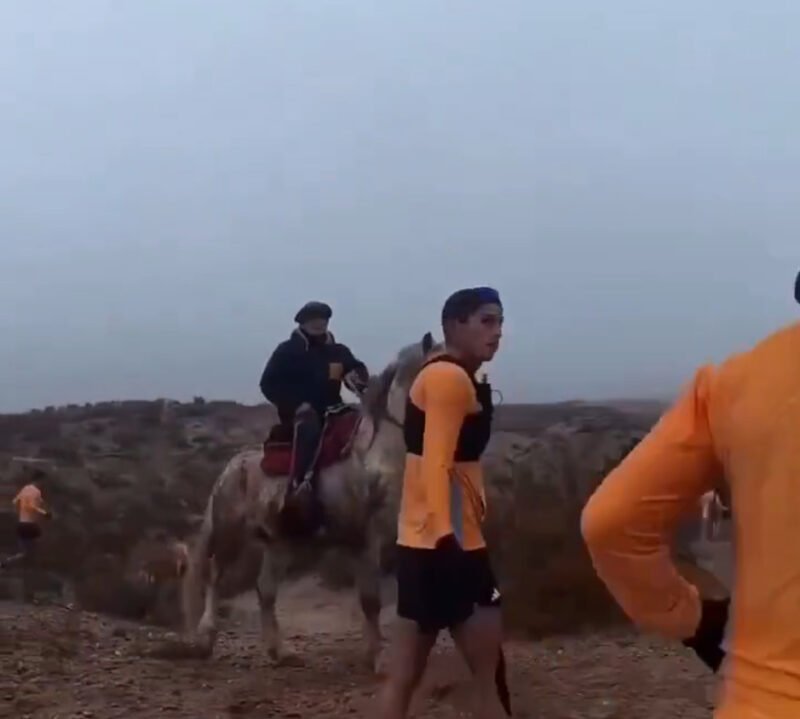 Escándalo en una carrera de trail: jinetes atacaron a corredores a rebencazos y hubo denuncias