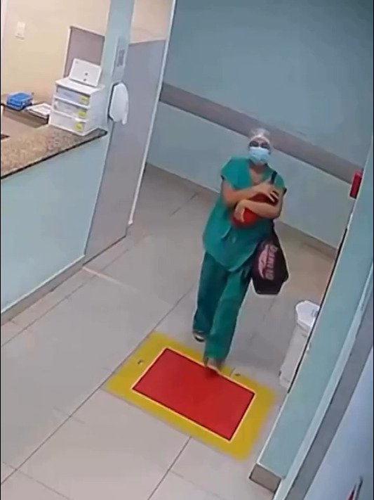 Una enfermera intentó sacar a una recién nacida del hospital escondida dentro de una bolsa