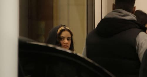 Así fue la llegada de Rosalía a la Argentina: vuelo privado, hermetismo y un imponente operativo de seguridad
