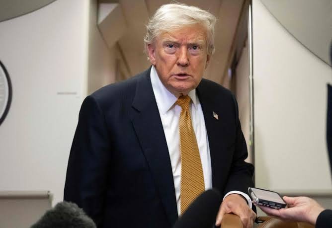 Trump anunció que EE.UU. restableció el bloqueo en el Estrecho de Ormuz y cobrará un arancel del 20% a los barcos