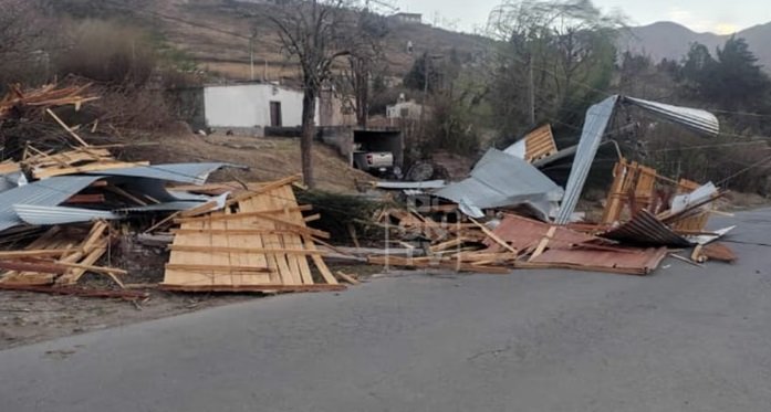 Violento viento zonda en Tafí del Valle: voladura de techos, incendios y graves destrozos