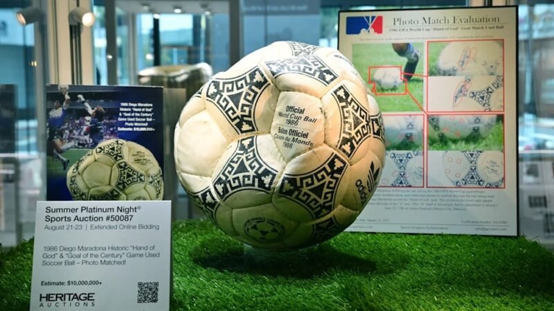 La pelota de la “Mano de Dios” de Maradona se vendió por US$ 3,35 millones