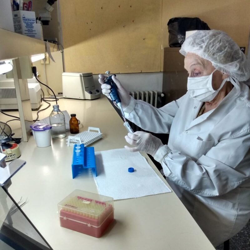 Murió su padre y reclamó la herencia: la Justicia ordenó un ADN con su media hermana y confirmó el vínculo Murió su padre y reclamó la herencia: la Justicia ordenó un ADN con su media hermana y confirmó el vínculo
