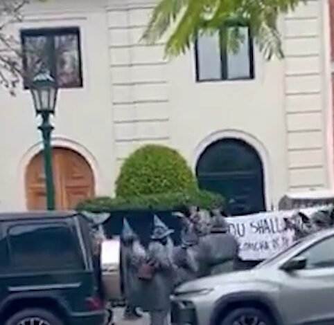Un grupo de manifestantes disfrazados de Gandalf protestó contra Peter Thiel en Buenos Aires y ovacionó a los Granaderos