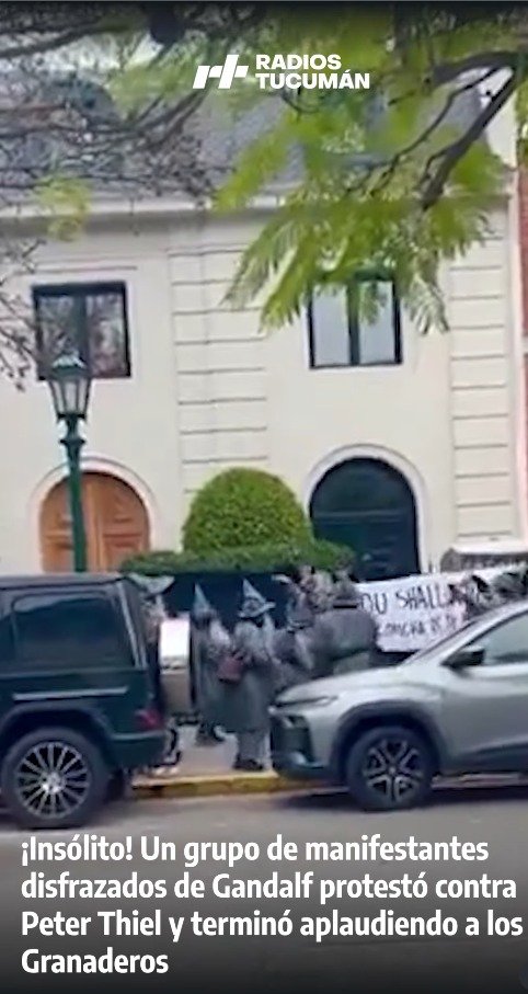 Un grupo de manifestantes disfrazados de Gandalf protestó contra Peter Thiel en Buenos Aires y ovacionó a los Granaderos