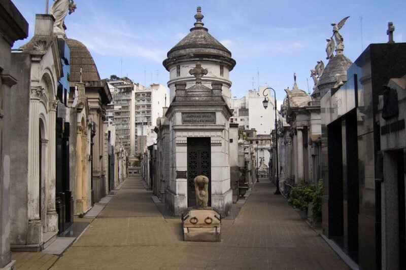 ¿Café entre tumbas? La Ciudad licitó una bóveda del Cementerio de la Recoleta para instalar un local gastronómico