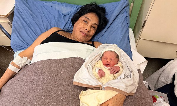 A los 62 años fue madre por primera vez: la historia de Mabel y el nacimiento de David