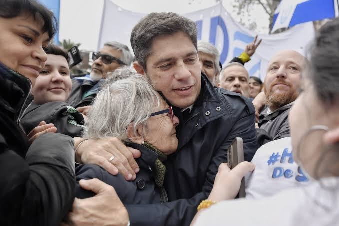 Axel Kicillof se mostró en la marcha de San Cayetano y lanzó duras críticas al rumbo económico del Gobierno