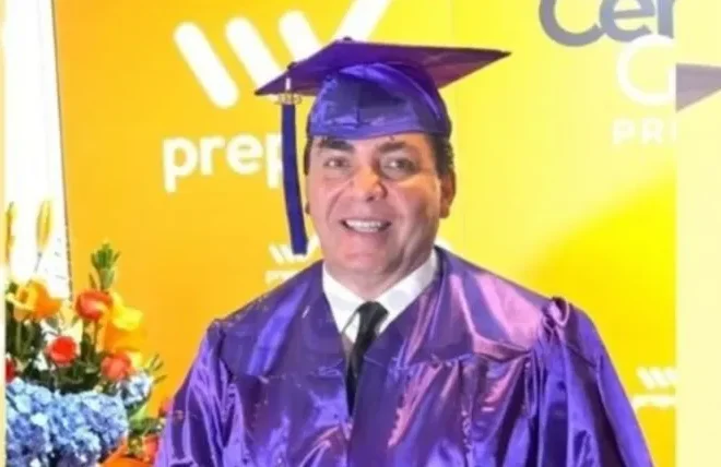 Cristian Castro concluyó sus estudios secundarios a los 51 años y celebró la graduación junto a Verónica Castro