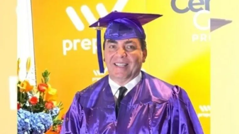 Cristian Castro concluyó sus estudios secundarios a los 51 años y celebró la graduación junto a Verónica Castro