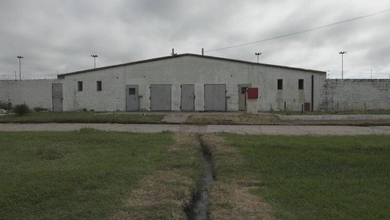 Detienen a 15 agentes del Servicio Penitenciario Bonaerense por torturas y abusos sexuales en el penal de Magdalena