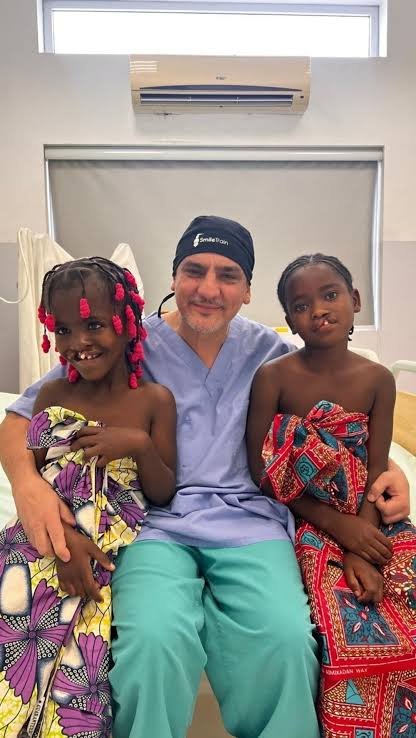 De Argentina a África para operar gratis a niños: el legado de un padre que continúa en su hijo