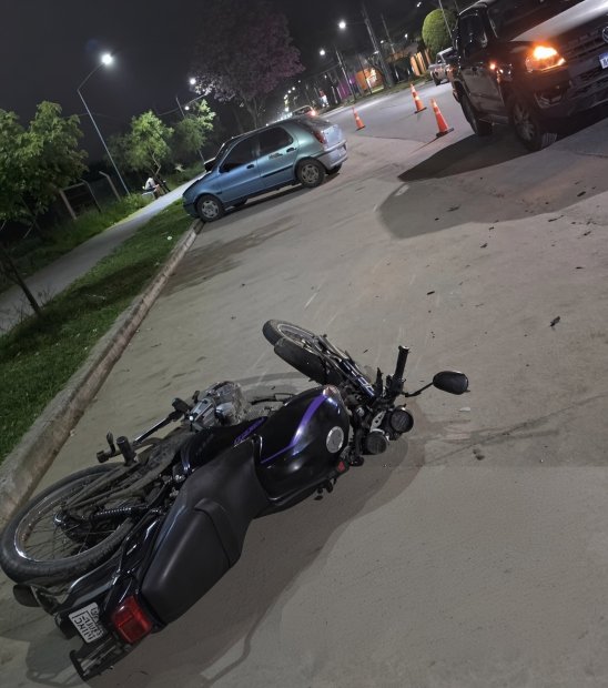 Una joven sufrió heridas de gravedad tras chocar en moto contra una camioneta en Juan Bautista Alberdi
