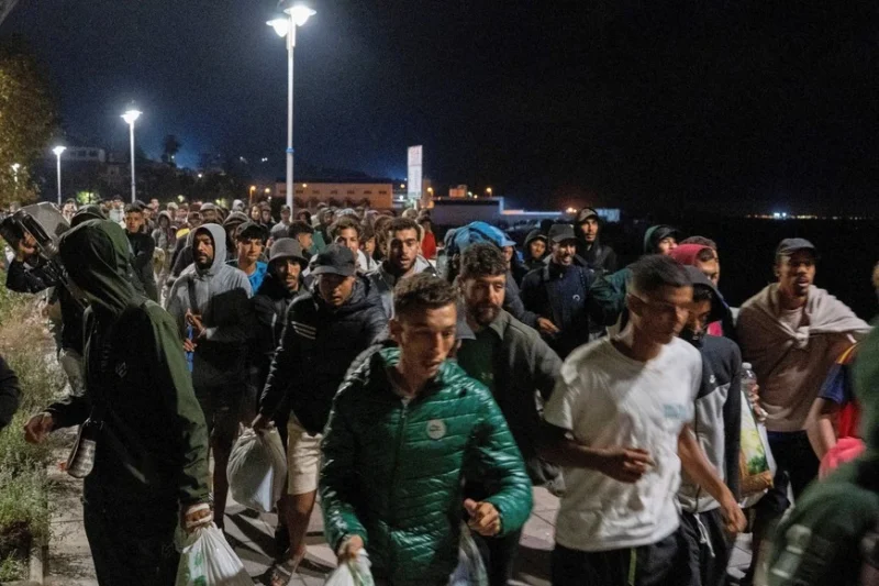 Crisis en Ceuta: caótico traslado de una avalancha de migrantes a un nuevo centro de alojamiento Crisis en Ceuta: caótico traslado de una avalancha de migrantes a un nuevo centro de alojamiento