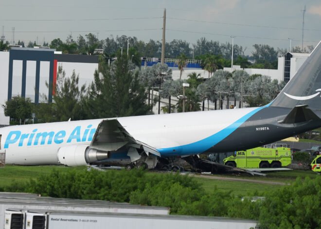 Tragedia aérea en Miami: un avión de carga de Amazon se salió de la pista, chocó contra vehículos e incendió: hay 5 muertos