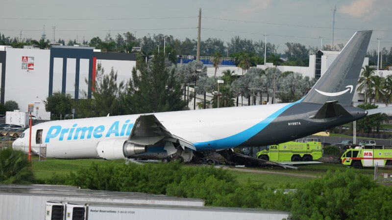 Tragedia aérea en Miami: un avión de carga de Amazon se salió de la pista, chocó contra vehículos e incendió: hay 5 muertos
