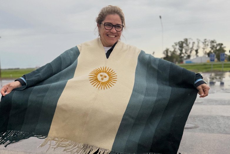 El poncho de La Sole ya tiene nueva dueña: el tierno gesto de Agustín Giay con su mamá
